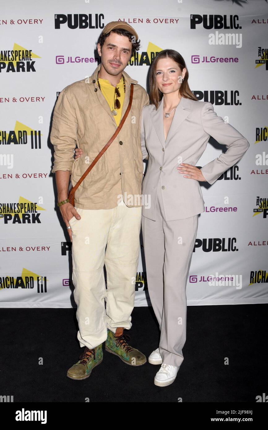 New York, NY, USA. 30th giugno 2022. Harry Richardson, Louisa Jacobson agli arrivi per Shakespeare nella Notte di apertura DI RICHARD III del Parco, Delacorte Theatre in Central Park, New York, NY 30 giugno 2022. Credit: Quoin Pics/Everett Collection/Alamy Live News Foto Stock