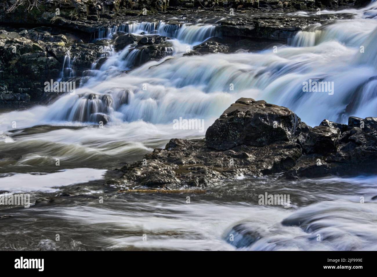 Le cascate di Aysgarth a Wensleydale, nello Yorkshire Dales, hanno sparato a velocità ridotta. Foto Stock