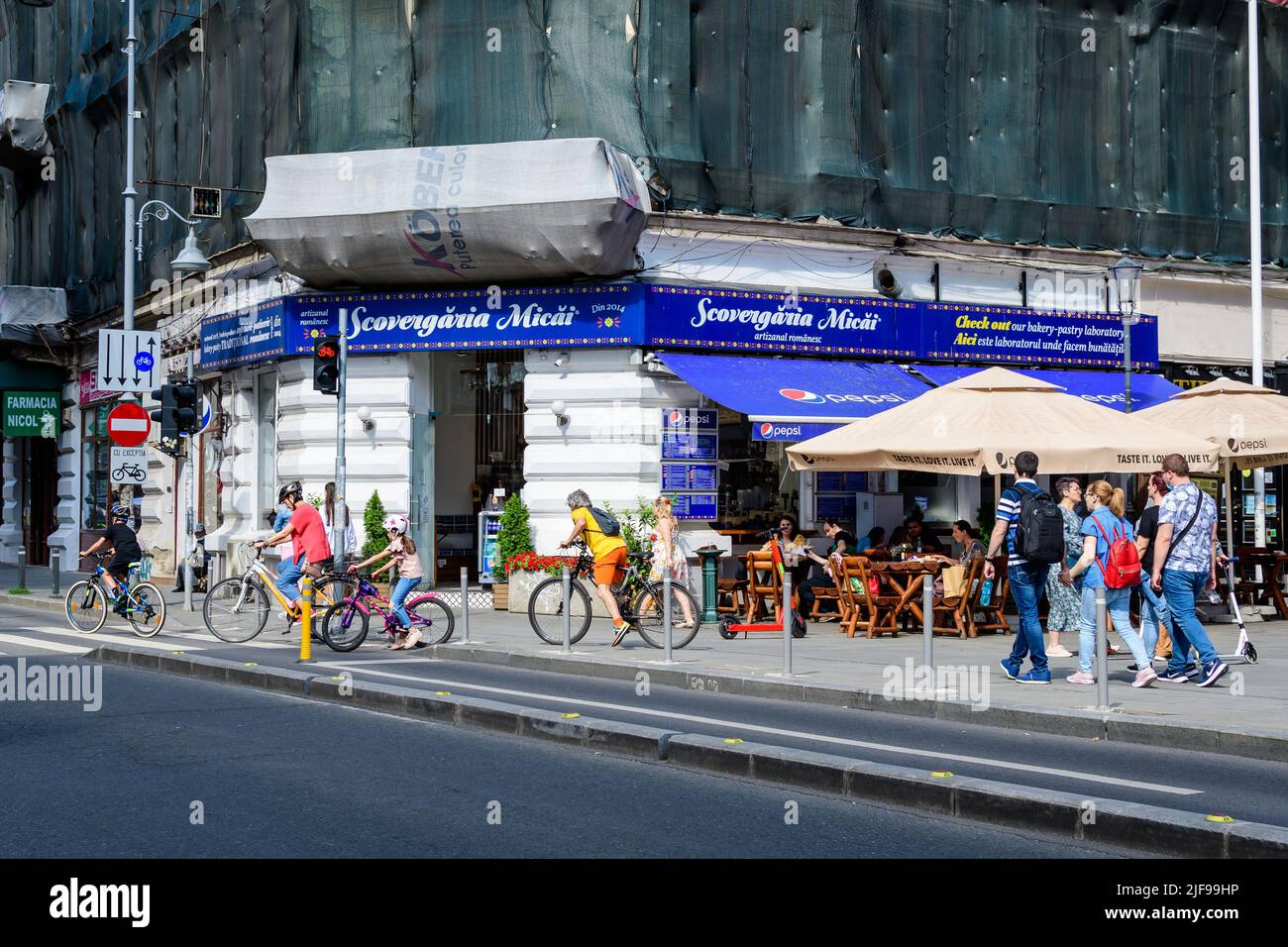 Bucarest, Romania - 5 giugno 2021: Vecchi edifici nel centro storico in una soleggiata giornata estiva Foto Stock
