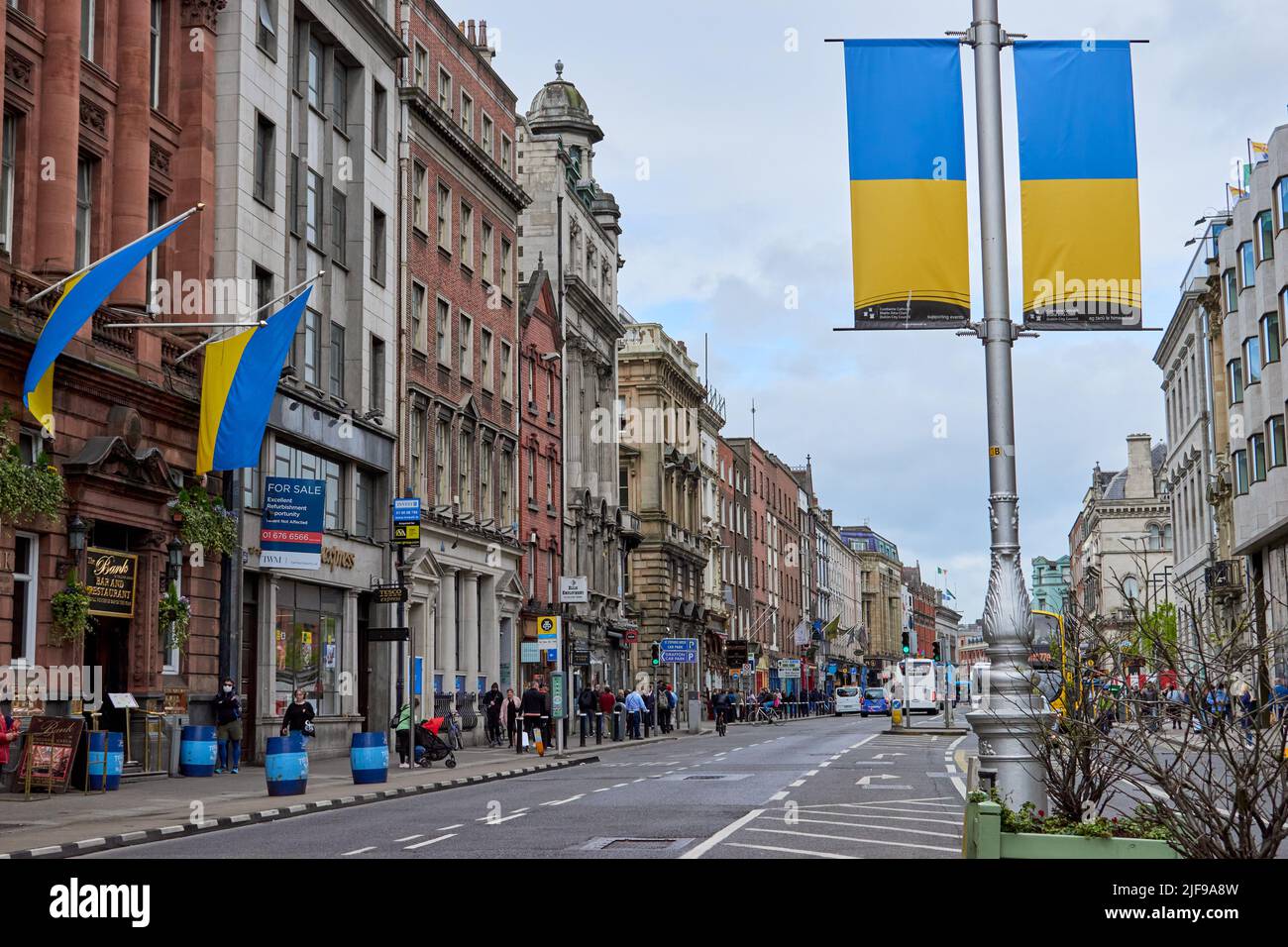 Dublino, Irlanda - Giugno 19 2022: Centro città decorato con bandiere ucraine dal consiglio comunale di Dublino che sostiene la popolazione dell'Ucraina. Protesta contro l'invasione russa sull'Ucraina. Stare con l'Ucraina. Foto Stock