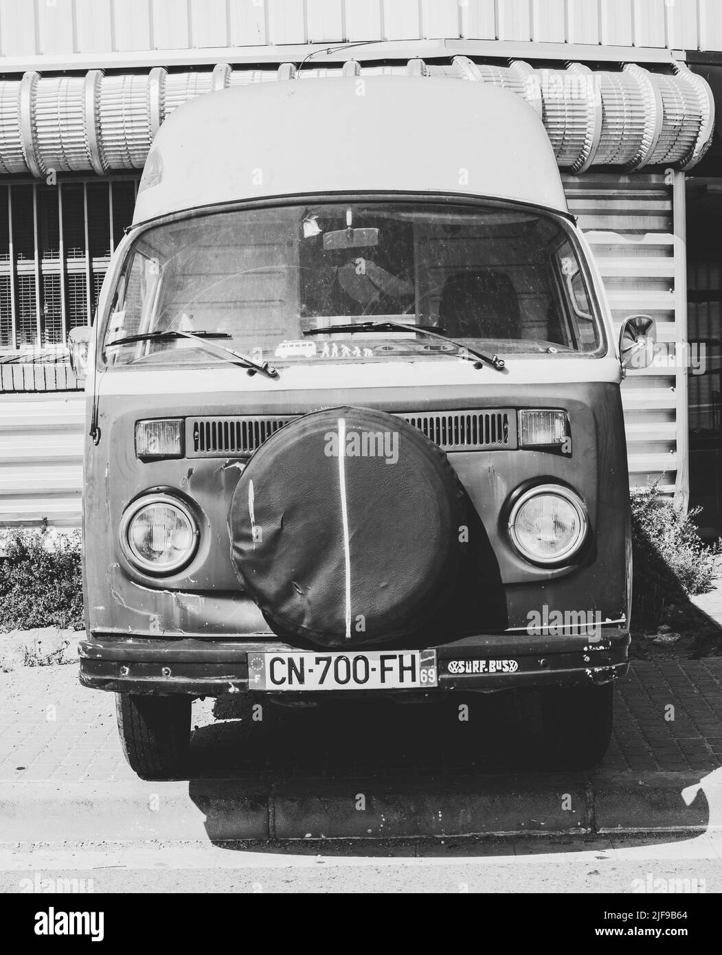 Bel furgone classico vintage in strada. Volkswagen T2 Foto Stock