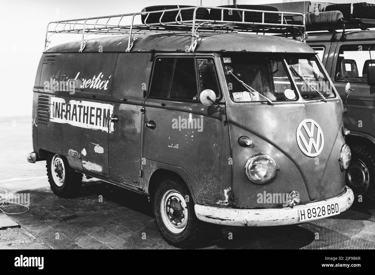 Bel furgone classico vintage in strada. Volkswagen T1 Foto Stock