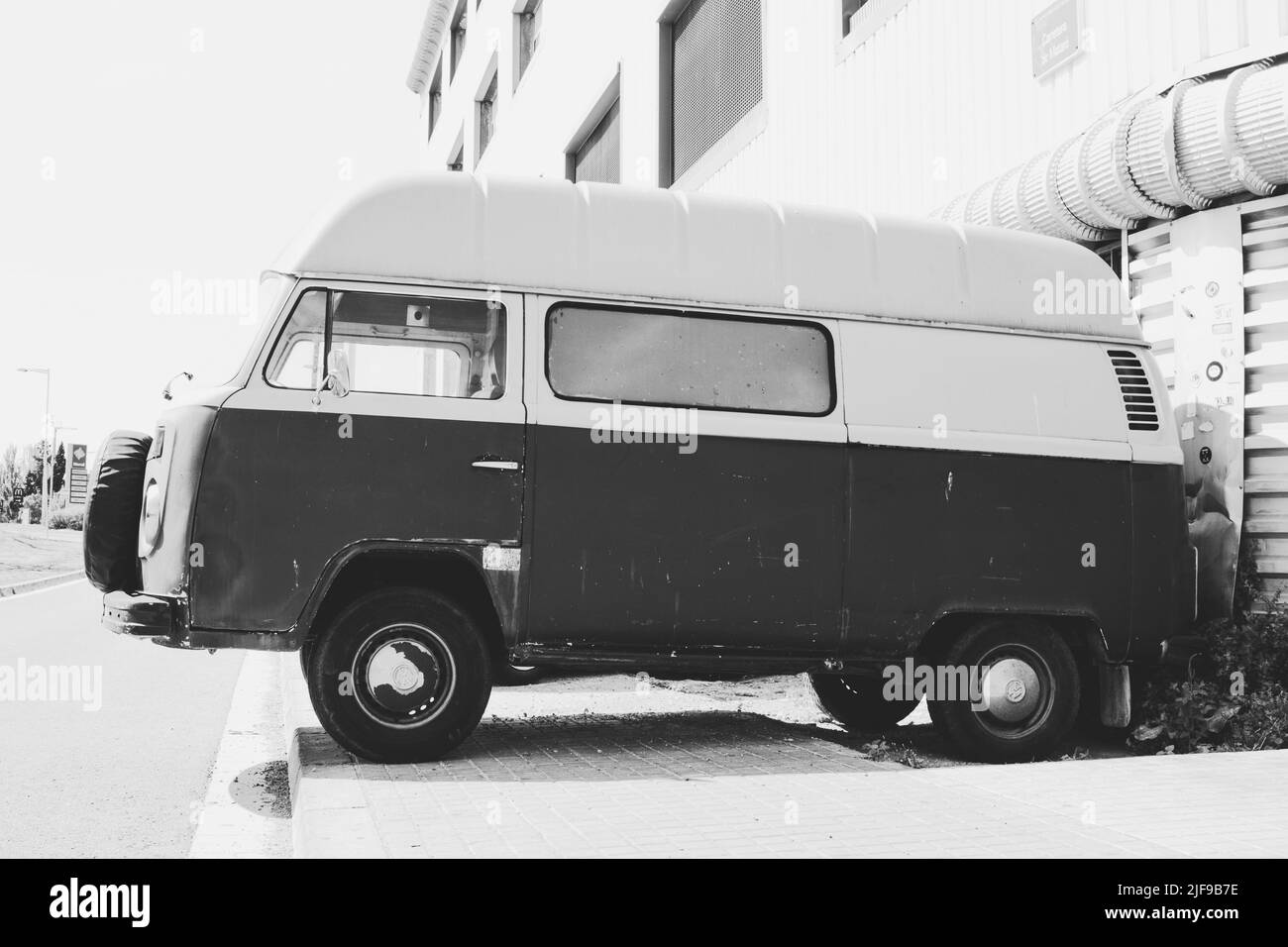 Bel furgone classico vintage in strada. Volkswagen T2 Foto Stock