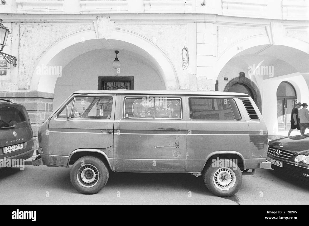 Bel furgone classico vintage in strada. Volkswagen T3 Foto Stock