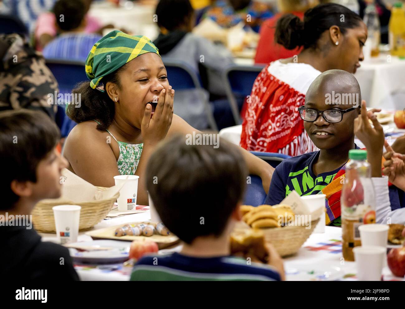 2022-07-01 09:55:43 AMSTERDAM - Bambini durante la colazione della scuola di Keti Koti per gli studenti in gruppi 7 e 8. Durante la colazione scolastica, gli studenti delle scuole elementari di ogni genere di diversi distretti urbani si incontrano e insieme riflettono sull'abolizione della schiavitù. ANP KOEN VAN WEEL olanda OUT - belgio OUT Foto Stock