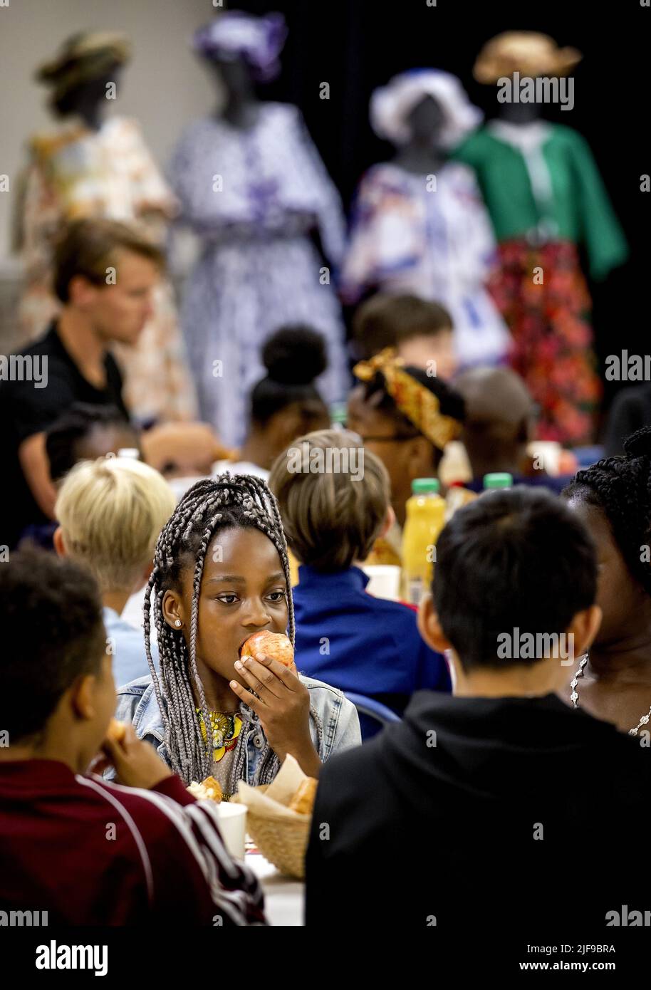 2022-07-01 09:46:53 AMSTERDAM - Bambini durante la colazione della scuola di Keti Koti per gli studenti in gruppi 7 e 8. Durante la colazione scolastica, gli studenti delle scuole elementari di ogni genere di diversi distretti urbani si incontrano e insieme riflettono sull'abolizione della schiavitù. ANP KOEN VAN WEEL olanda OUT - belgio OUT Foto Stock