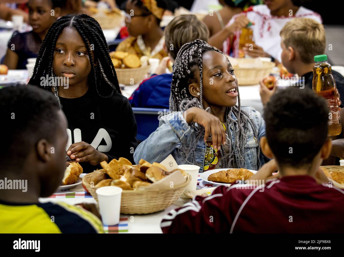 2022-07-01 09:45:48 AMSTERDAM - Bambini durante la colazione della scuola di Keti Koti per gli studenti in gruppi 7 e 8. Durante la colazione scolastica, gli studenti delle scuole elementari di ogni genere di diversi distretti urbani si incontrano e insieme riflettono sull'abolizione della schiavitù. ANP KOEN VAN WEEL olanda OUT - belgio OUT Foto Stock