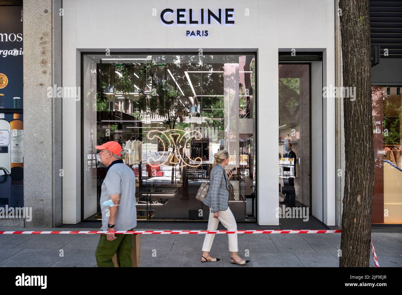 Madrid, Spagna. 25th maggio 2022. I pedoni passano accanto al negozio Celine,  il marchio francese di moda di lusso, in Spagna. (Credit Image: © Xavi  Lopez/SOPA Images via ZUMA Press Wire Foto