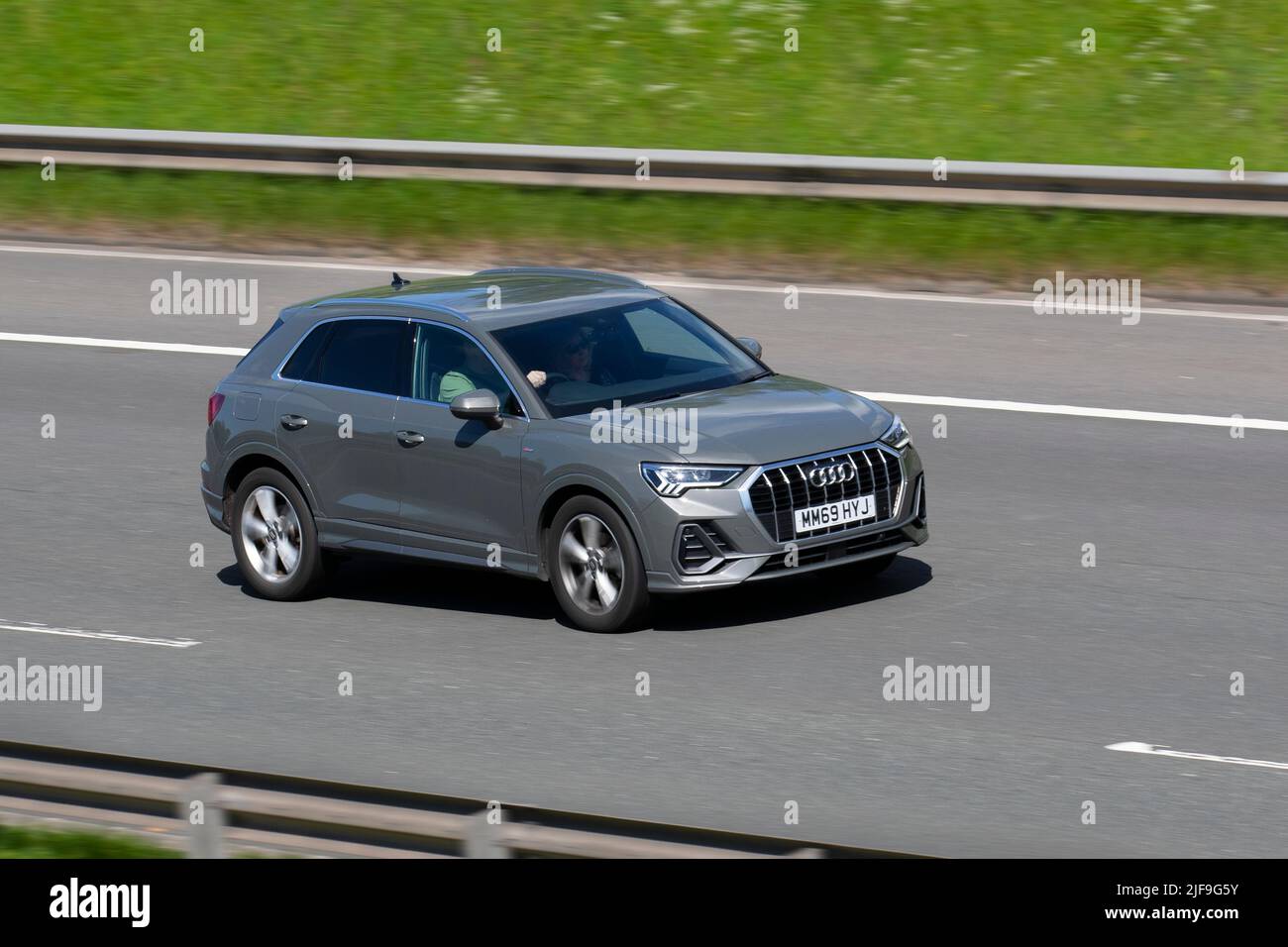 2019 Grigio Audi Q3 S Line 35 TDI S-A 150 S Tronic, Start Stop automatico Diesel SUV a 1968cc 7 velocità; viaggiando sull'autostrada M61 UK Foto Stock