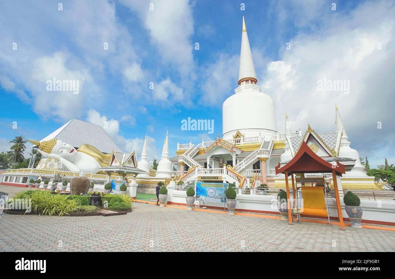 Provincia di Nakhon si Thammarat, THAILANDIA - 26 giugno 2022: Scenario del famoso tempio di nome Wat That noi a Nakhon si Thammarat, Thailandia. Questo tempio Foto Stock