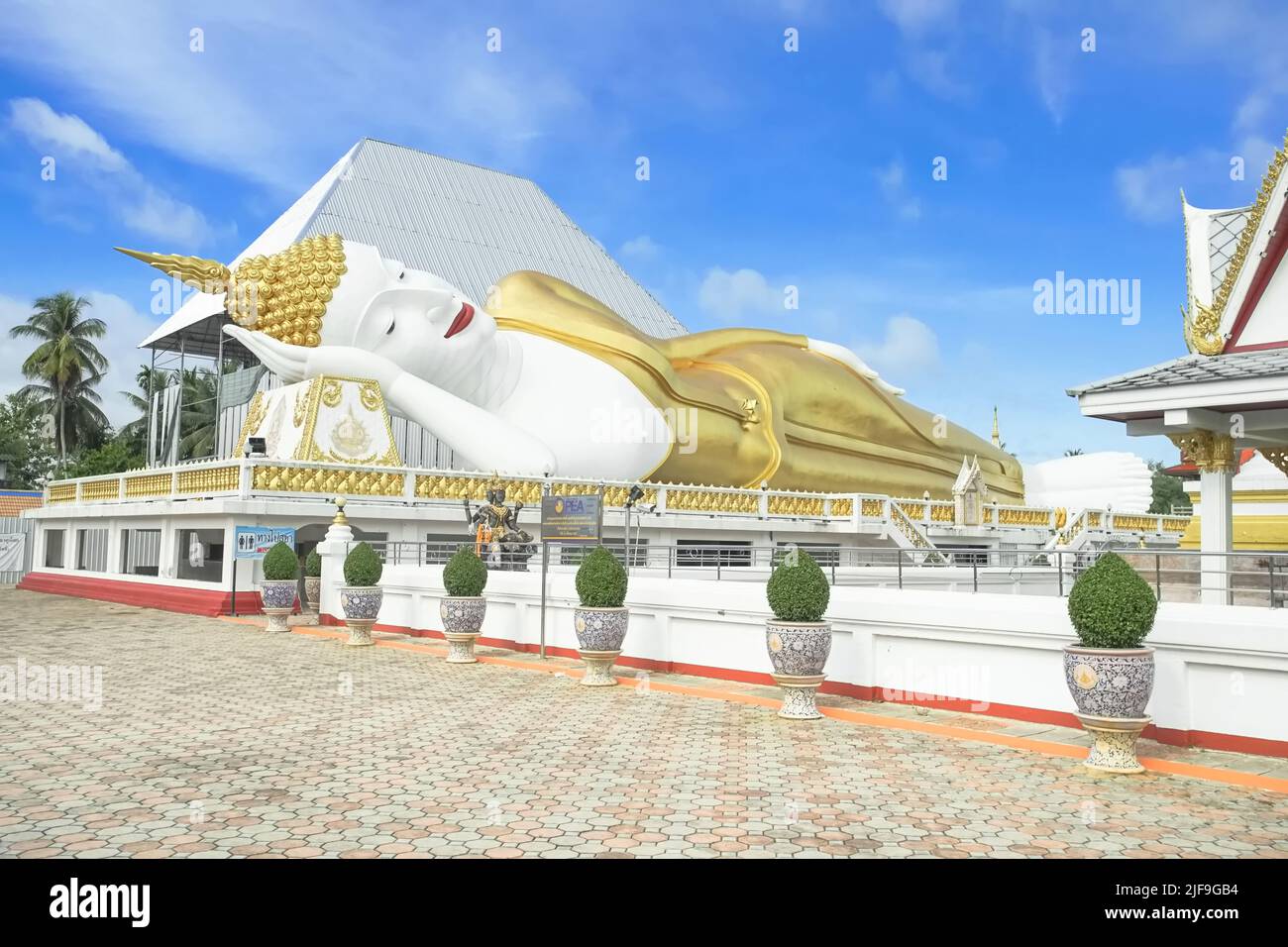 Provincia di Nakhon si Thammarat, THAILANDIA - 26 giugno 2022: Scenario del famoso tempio di nome Wat That noi a Nakhon si Thammarat, Thailandia. Questo tempio Foto Stock