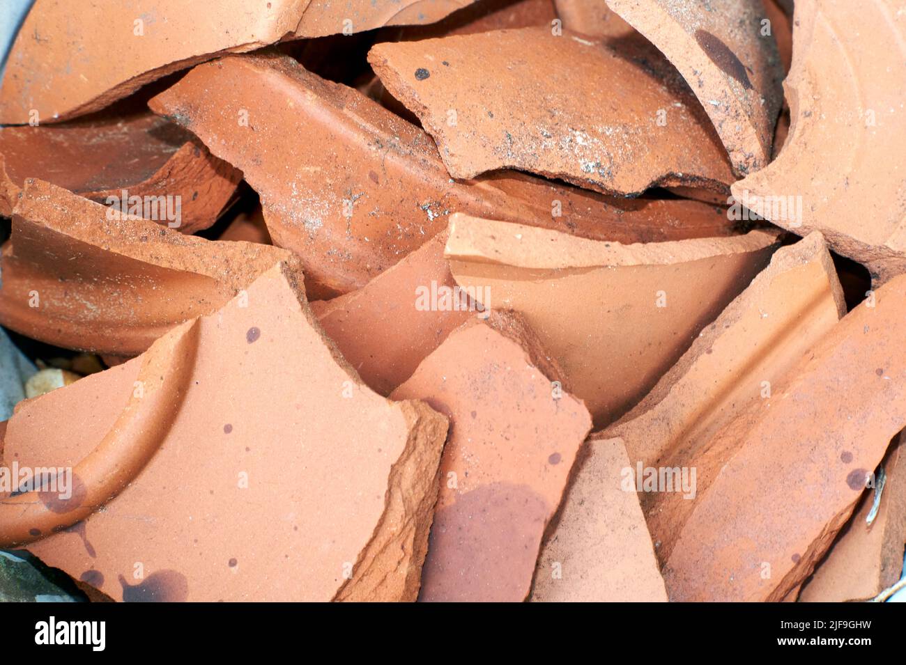 Primo piano tessuto di carta sgualcita per il confezionamento di prodotti da negozi online, imballaggio ecologico in materiale riciclabile. Foto Stock