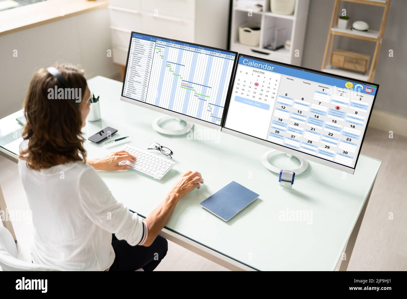Donna che usa il Calendario elettronico e l'Agenda di programmazione sullo schermo Foto Stock