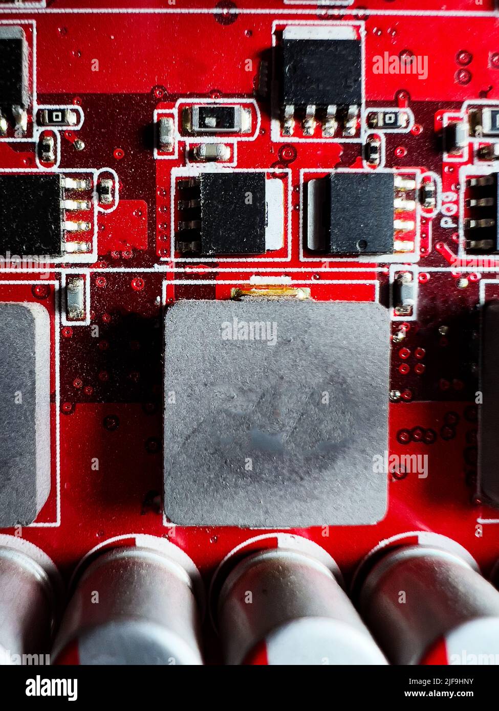 Chip e blocchi logici sul circuito elettronico rosso Foto Stock