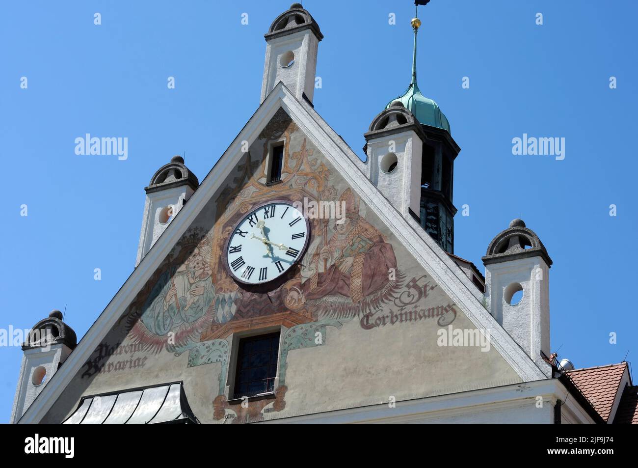 Viste storiche in una giornata estiva a Freising, in baviera, che mostrano la facciata esterna con orologio e torrette sul r Foto Stock