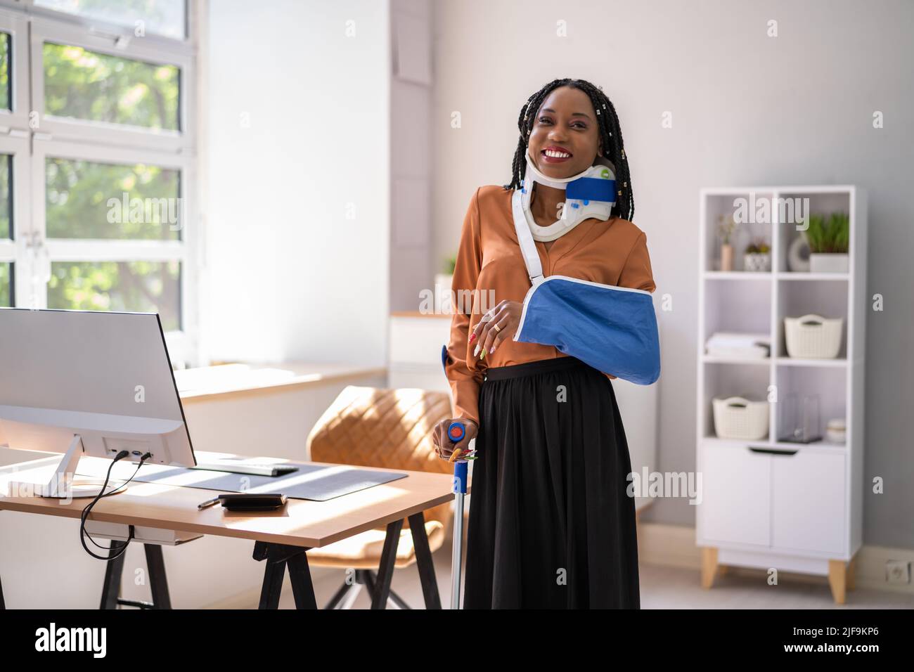 Ritratto di felice donna d'affari africana con ferite in ufficio Foto Stock