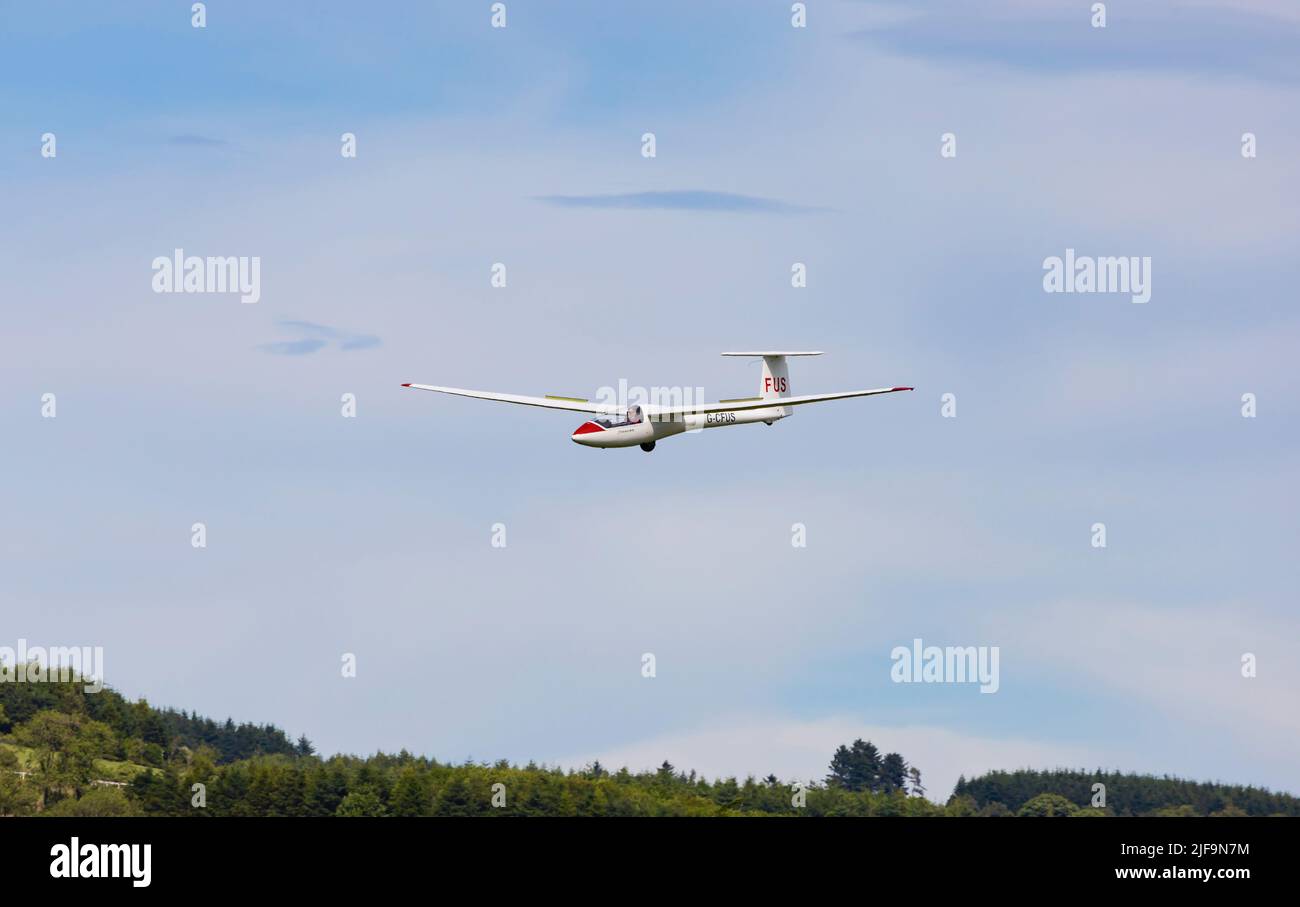 PZL-Bielsko SZD51 Junior aliante, G-CFUS, sull'approccio alla terra presso il campo di volo Scottish Gliding Unions a Portmoak, Fife, Scozia Foto Stock