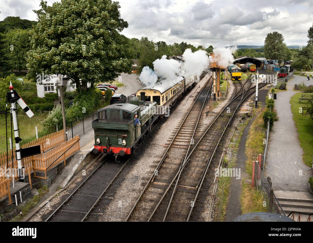 Un motore a serbatoio prende un treno dalla stazione di Buckfastleigh, sulla linea South Devon Railway Heritage, Devon. Foto Stock