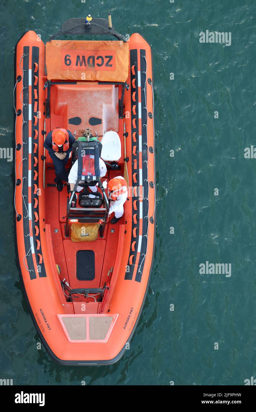 Un'offerta di soccorso passeggeri ad alta velocità viene abbassata per uno scenario di imbarco a bordo della nave da crociera P&o Aurora. Foto Stock
