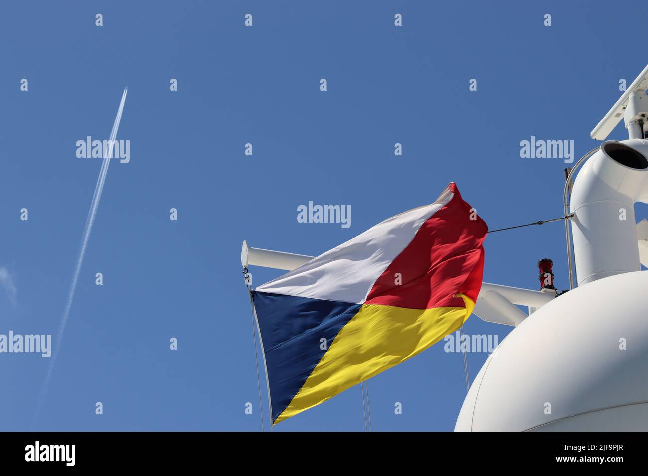 Un contrasto di viaggio di vacanza, una crociera piacevole contro la corsa per un volo di linea. Foto Stock