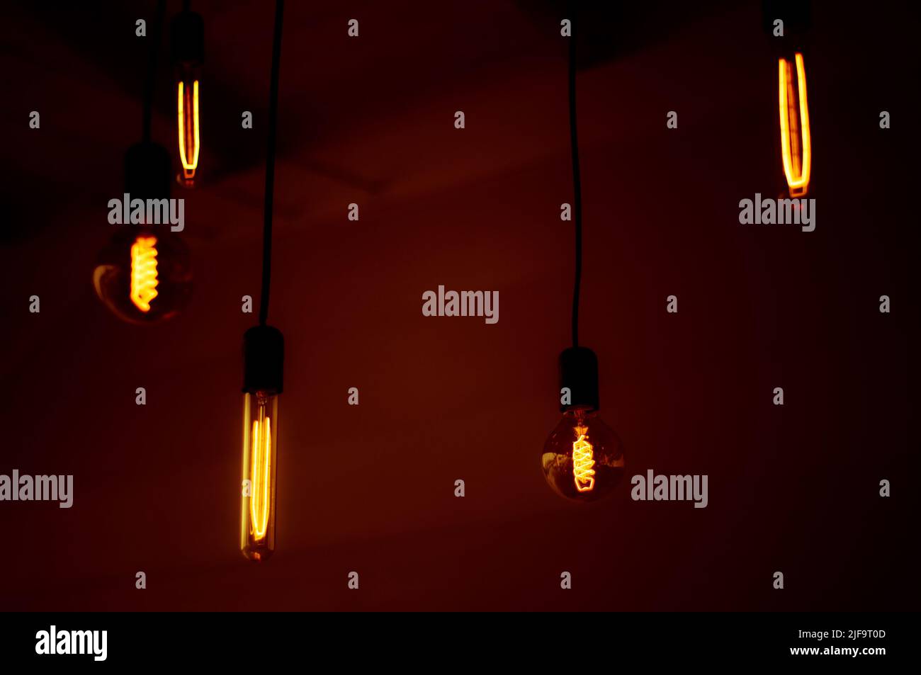 Gruppo di lampadine al tungsteno al buio. Foto Stock