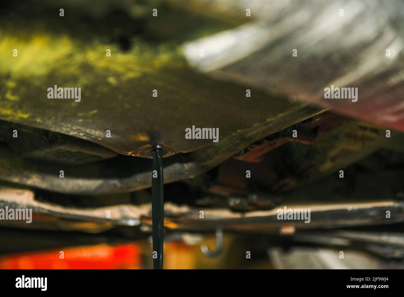Cambio dell'olio del motore di un'auto. Foto Stock Cambio dell'olio del motore di un'auto. Foto Stock