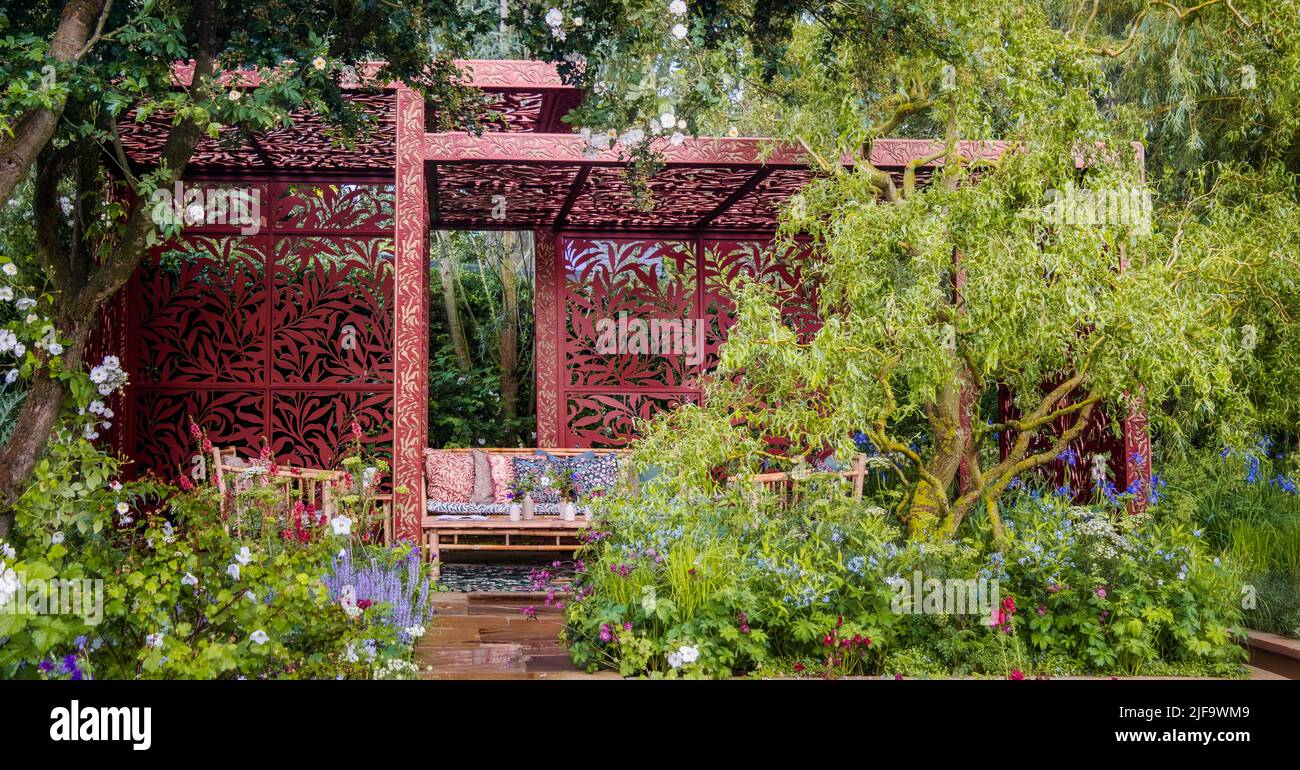 Il giardino Morris and Co al Royal Chelsea Flower Show 2022, Londra. Progettato da Ruth Willmott. Foto Stock