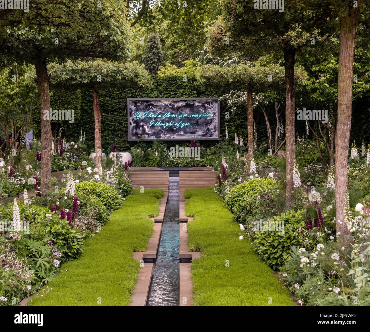 Il Giardino Perennial 'with Love' al Chelsea Flower Show, Londra. Progettato da Richard Miers. Foto Stock