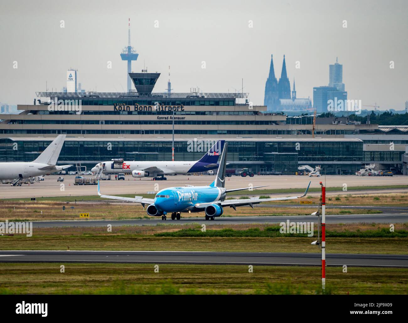 Aeroporto di Colonia-Bonn, CGN, Amazon prime Air Boeing 737 dopo l'atterraggio, torre tedesca di controllo del traffico aereo, edificio del terminal, Cattedrale di Colonia, Colonia, Foto Stock