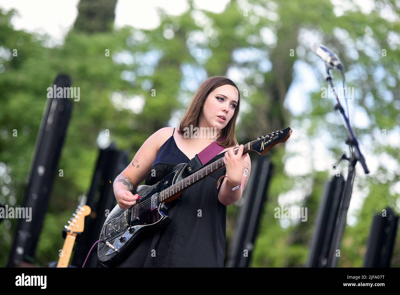 La cantante svizzera Sophie Allison ha visto esibirsi con la sua band Soccer Mummy al Vida 2022 Festival di Vilanova i la geltru. Sophie Allison è nato in Z¸ricca Svizzera nel 1997 e cresciuto a Nashville, Tennessee. Ha frequentato la Nashville School of the Arts, una scuola superiore specializzata dove ha studiato chitarra e ha suonato nella band swing. È il leader del gruppo musicale indie Soccer Mummy. (Foto di Ramon Costa / SOPA Images/Sipa USA) Foto Stock