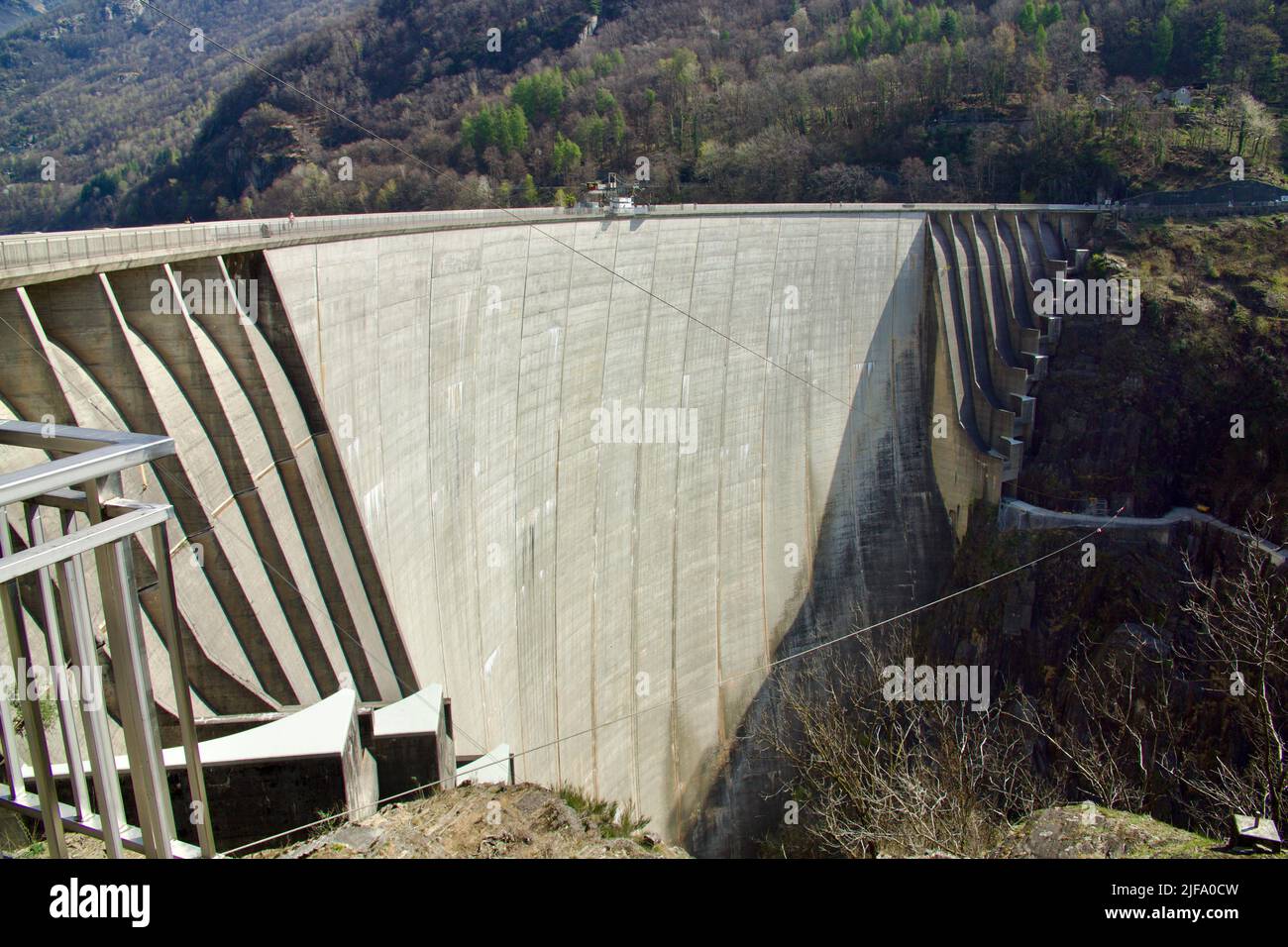 La famosa diga svizzera in Ticino dove è stato girato Goldeneye Foto Stock