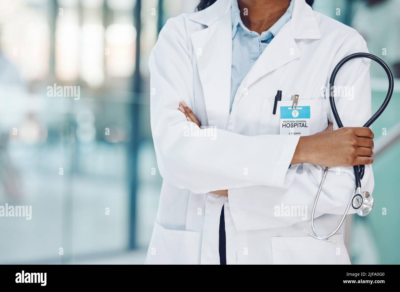 Primo piano medico afroamericano in piedi con uno stetoscopio in ospedale. Ho bisogno di ascoltare il vostro battito cardiaco. Entra per un controllo medico Foto Stock
