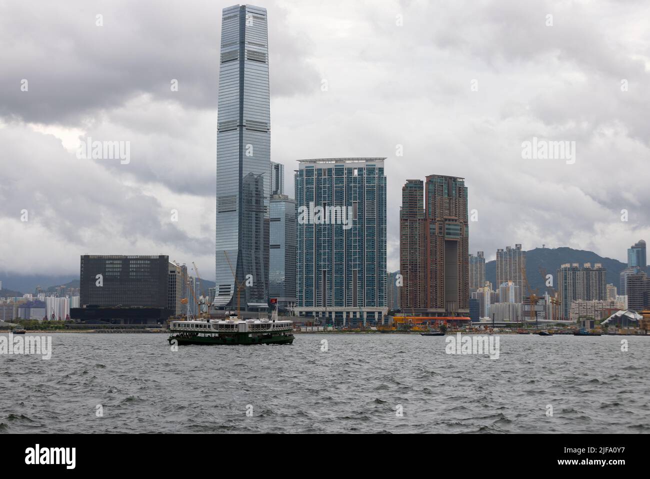 Le bandiere del 25th anniversario di consegna di Hong Kong adornano l'iconico Star Ferry, a Hong Kong Hong Kong, S.A.R. Hong Kong, 01 luglio 2022. 25 anni fa Hong Kong è stata restituita alla Cina dalla Gran Bretagna e a metà strada della promessa di Pechino di 50 anni di "un alto grado di autonomia” per la città in un quadro noto come "un paese, due sistemi”. (Foto di Simon Jankowski/Sipa USA) Foto Stock