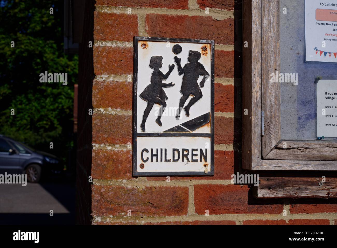 Un vecchio segno 'bambini' da una scuola nel Regno Unito. Un vecchio segnale di sicurezza per avvisare gli utenti della strada che una scuola è qui. Foto Stock