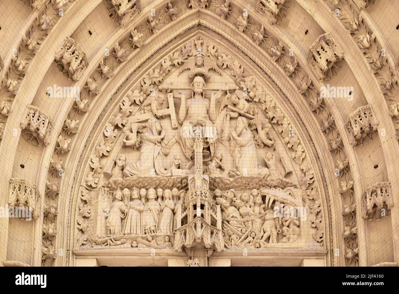 Würzburg, Germania - Giugno 2022: Timpano che mostra Gesù Cristo come giudice del mondo al portale ovest della chiesa cattolica romana 'Marienkapelle' Foto Stock