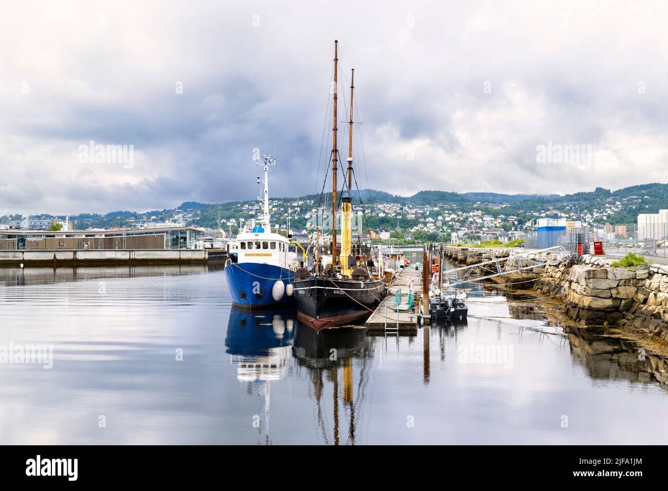 Barche da pesca Trondheim porto e porto Norvegia Foto Stock