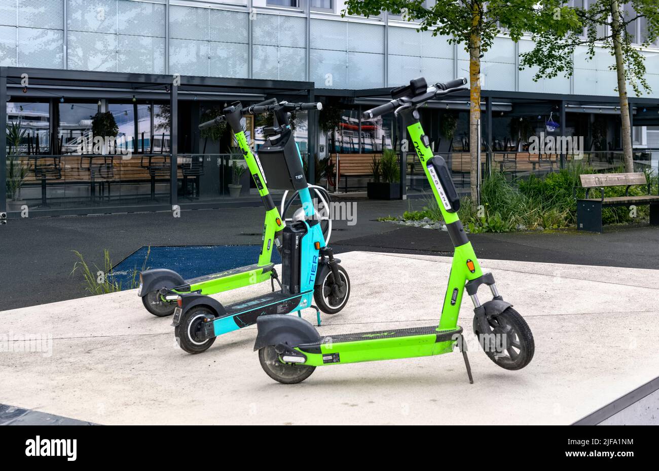 Scooter elettrici verdi e blu, Trondheim, Norvegia Foto Stock