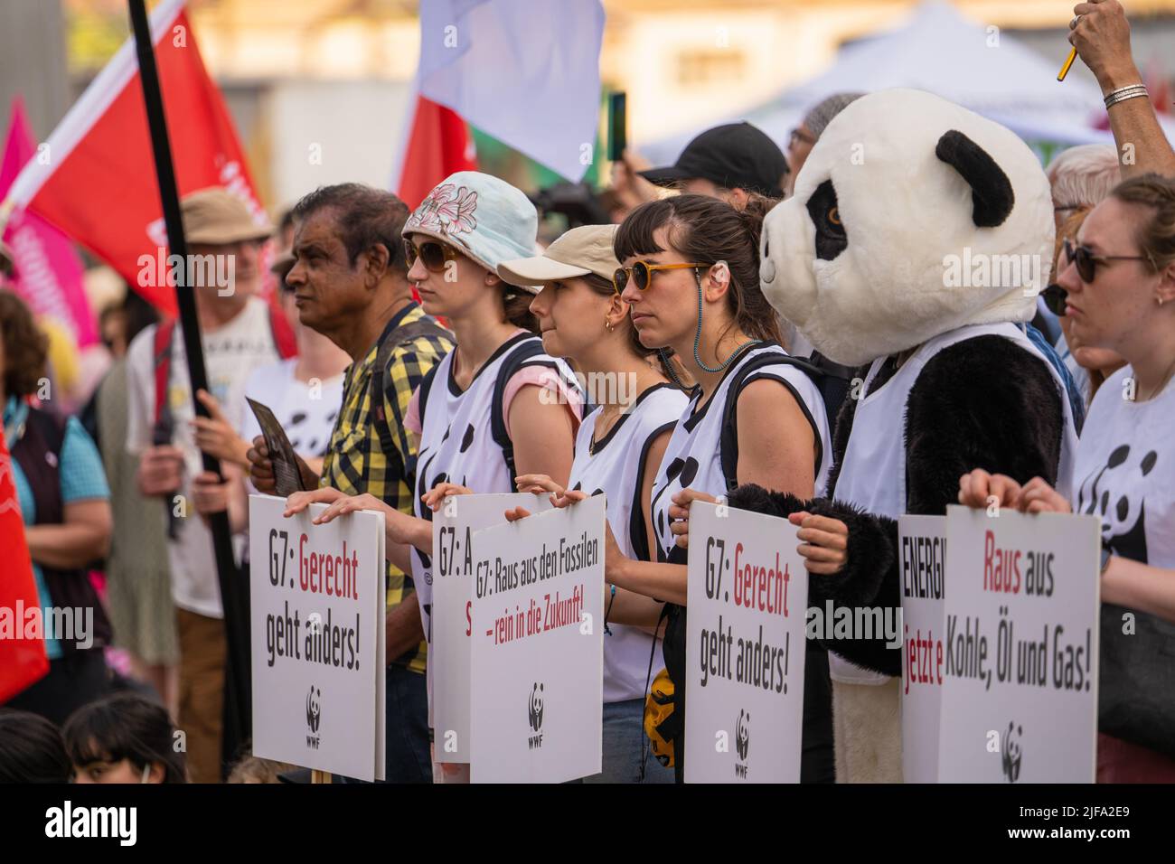 Gli attivisti climatici chiedono giustizia climatica ai leader politici al vertice del G7 a monaco di baviera, germania. Manifestazione climatica marcia rally Foto Stock
