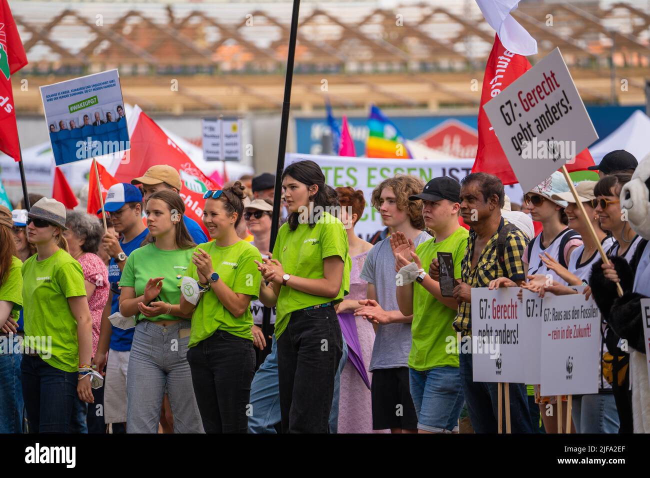 Gli attivisti climatici chiedono giustizia climatica ai leader politici al vertice del G7 a monaco di baviera, germania. Manifestazione climatica marcia rally Foto Stock