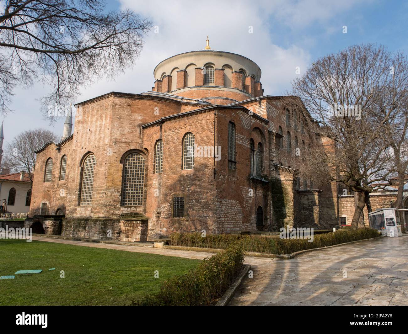 Moschea di Beyazıt a Istanbul nel cielo blu di marzo Foto Stock