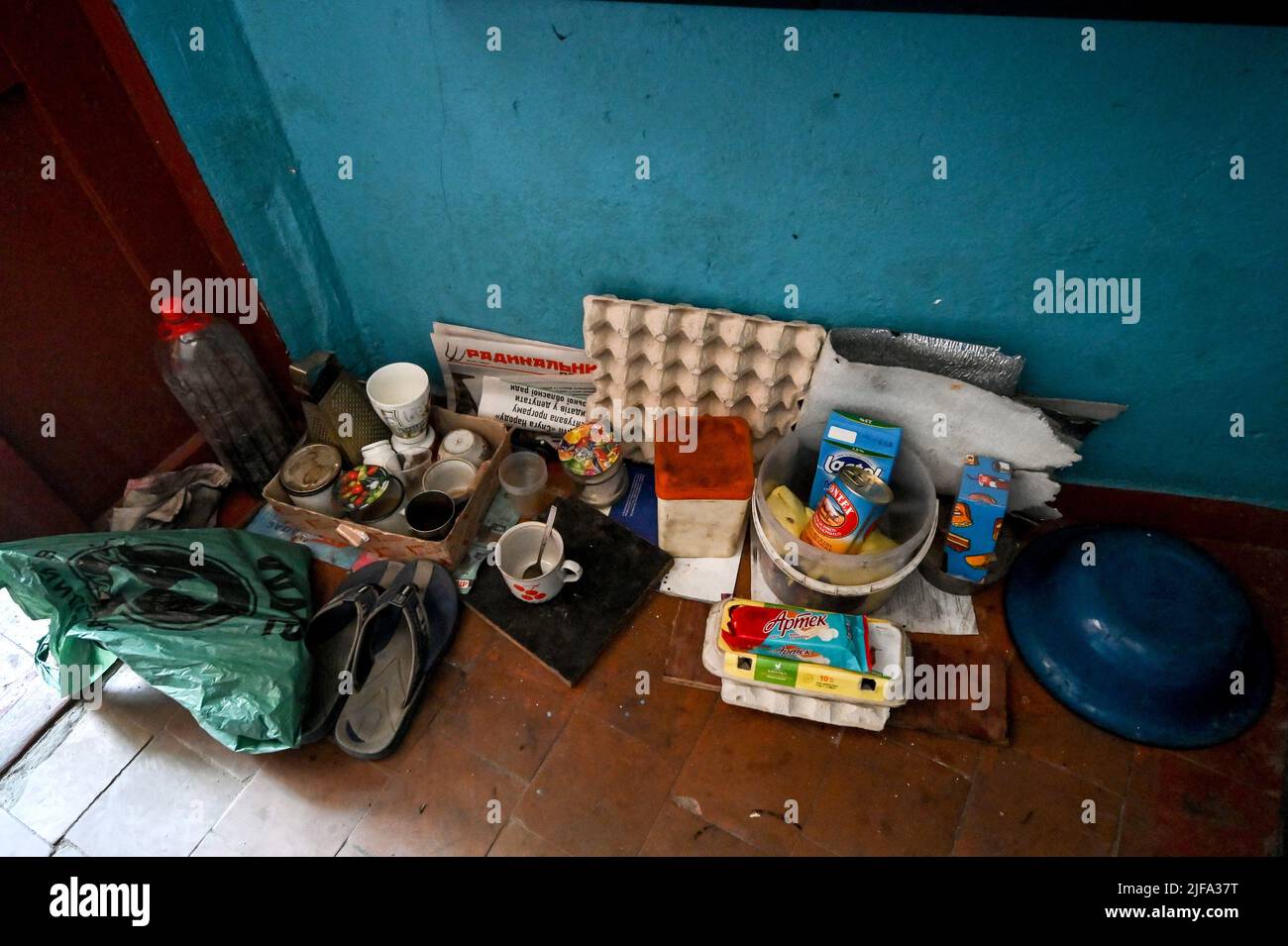 Le stoviglie sono tenute da un ingresso ad un blocco di appartamenti, Huliaipole, regione Zaporizhzhia, Ucraina sud-orientale. Giugno 29, 2022. Foto di Dmytro Smolyenko/Ukrinform/ABACAPRESS.COM Foto Stock