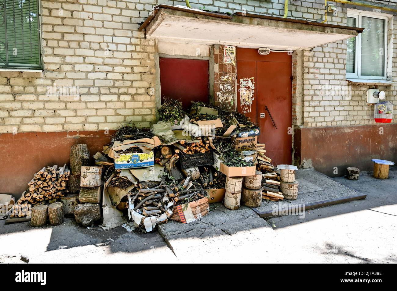 Legna da ardere è accatastata fuori di un blocco di appartamenti, Huliaipole, Zaporizhzhia Regione, Ucraina sud-orientale. Giugno 29, 2022. Foto di Dmytro Smolyenko/Ukrinform/ABACAPRESS.COM Foto Stock