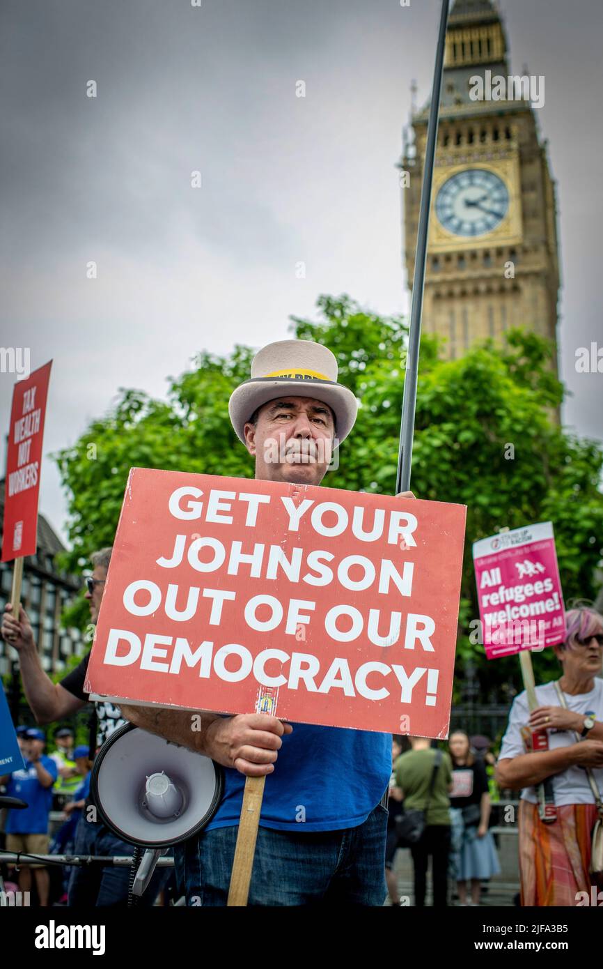 GRAN BRETAGNA / Inghilterra / attivista anti-Brexit Steve Bray detiene un cartello al di fuori delle Camere del Parlamento il 18 giugno 2022 a Londra . Foto Stock