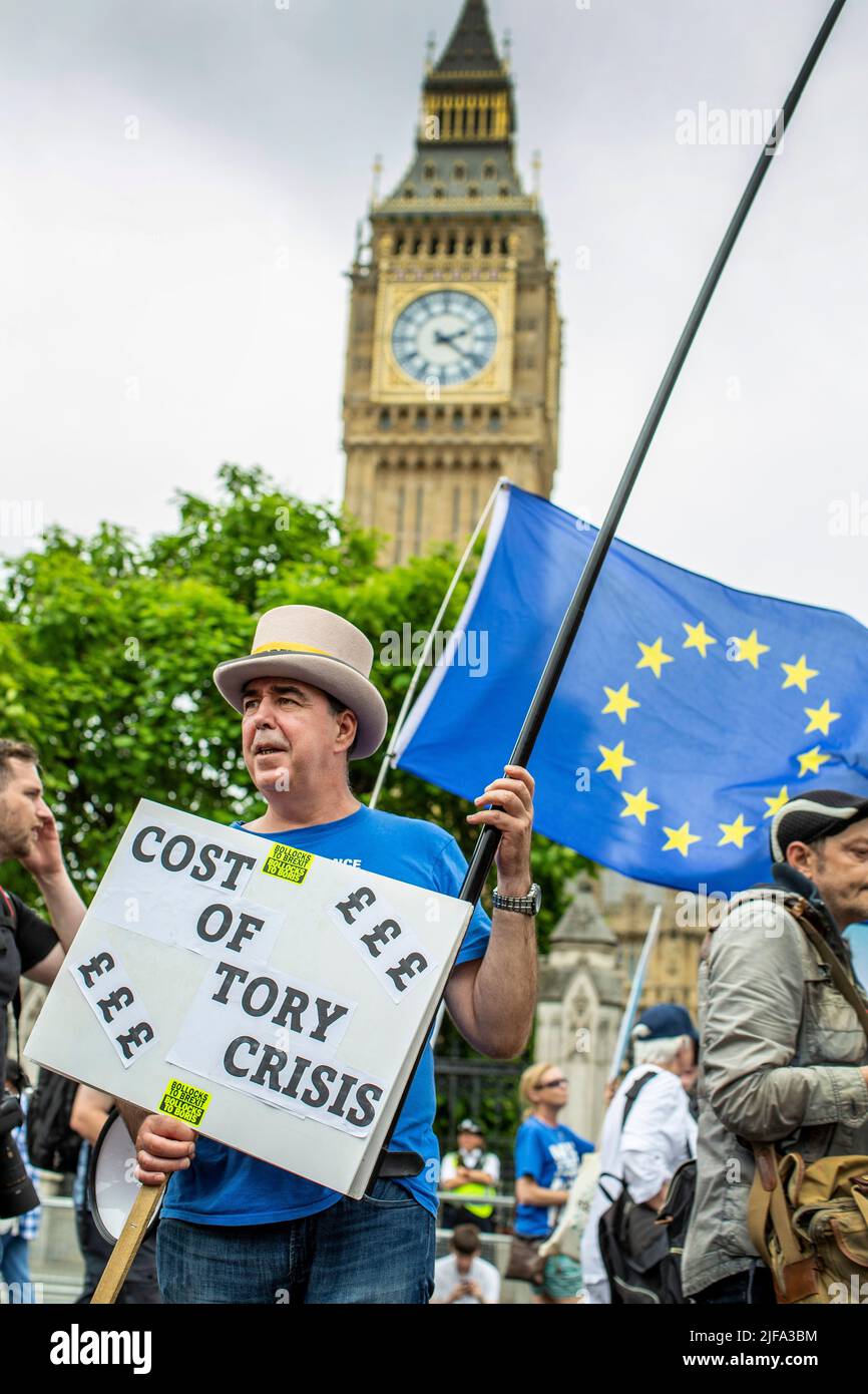 GRAN BRETAGNA / Inghilterra / attivista anti-Brexit Steve Bray detiene un cartello al di fuori delle Camere del Parlamento il 18 giugno 2022 a Londra . Foto Stock