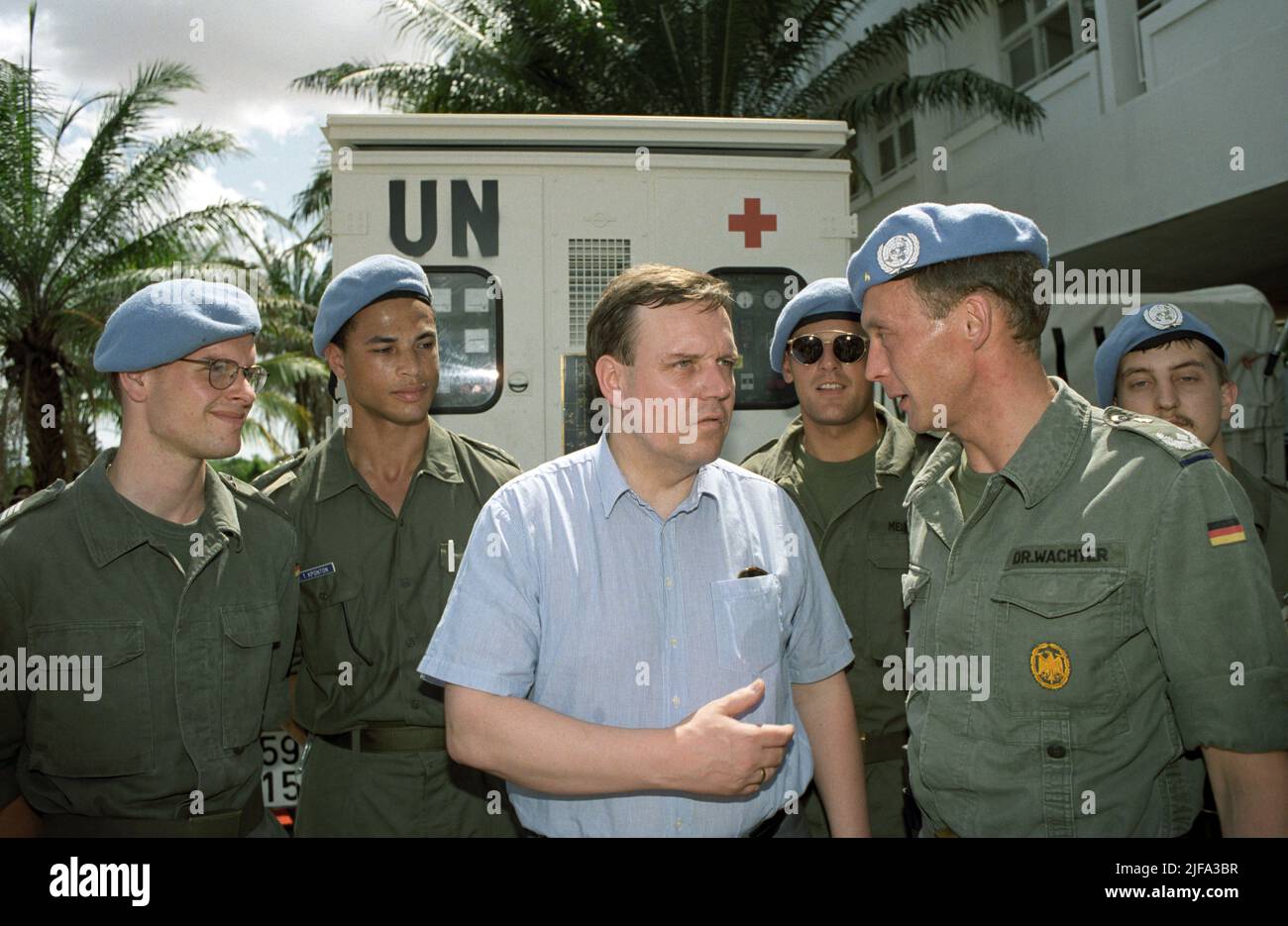 BundesverteidigungsMinister Volker Rühe (M) besucht am 29.5.1992 deutsche Blauhelme in der kambodschanischen Hauptstadt Phnom Penh. Zu ersten Mal nehmen 1992 Bundeswehrangehörige an einer Friedensmission der Vereinten Nationen teil. Die deutschen Blauhelme - allesamt Sanitätssoldaten - treffen am 23.5.1992 in Kambodscha ein. für die Beteiligung deutscher Soldaten an dieser un-Mission hatte VerteidigungsMinister Rühe (CDU) zuvor das Einverständnis der oppositionellen SPD eingeholt. [dpabilderarchiv] Foto Stock