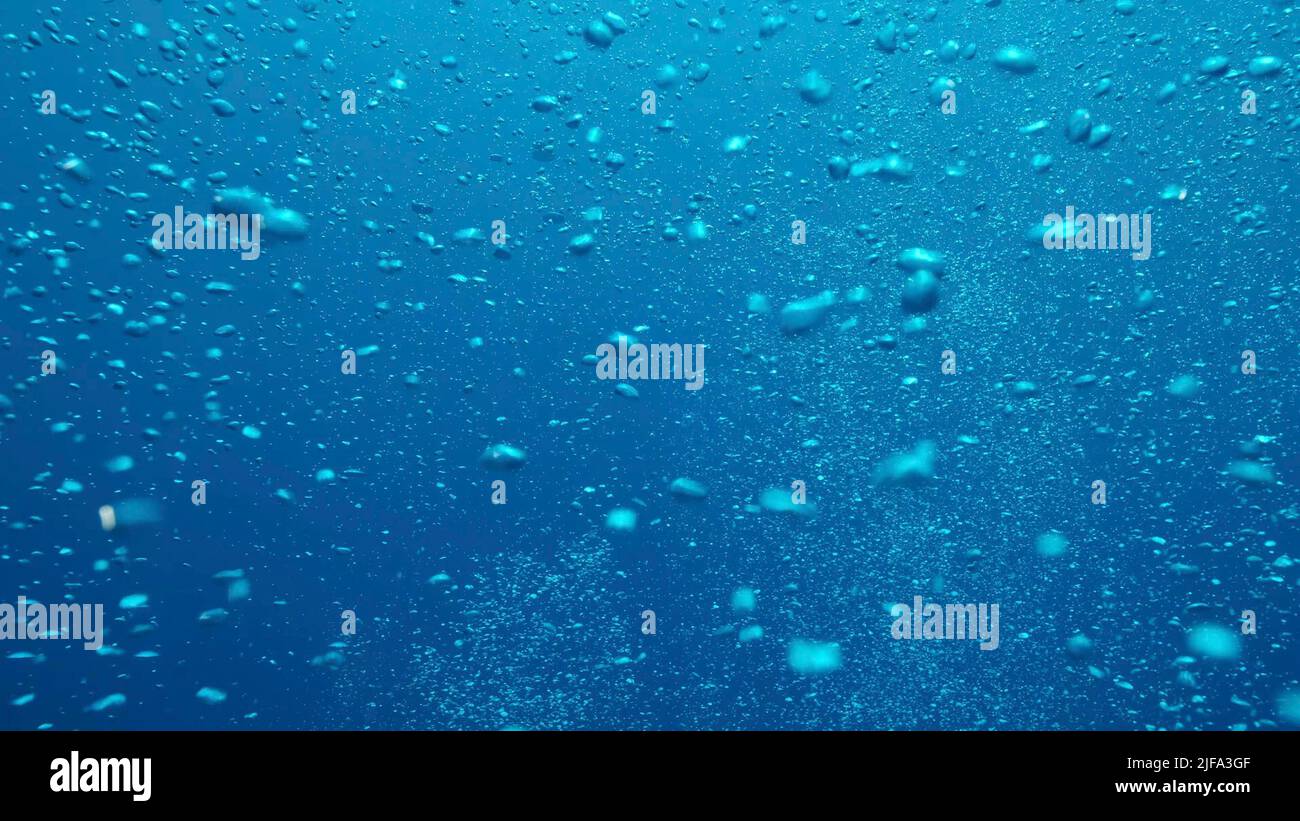 Bolle d'aria che galleggiano dal fondo del mare alla superficie dell'acqua. Bolle d'aria nell'acqua blu. Mar Mediterraneo, Cipro Foto Stock