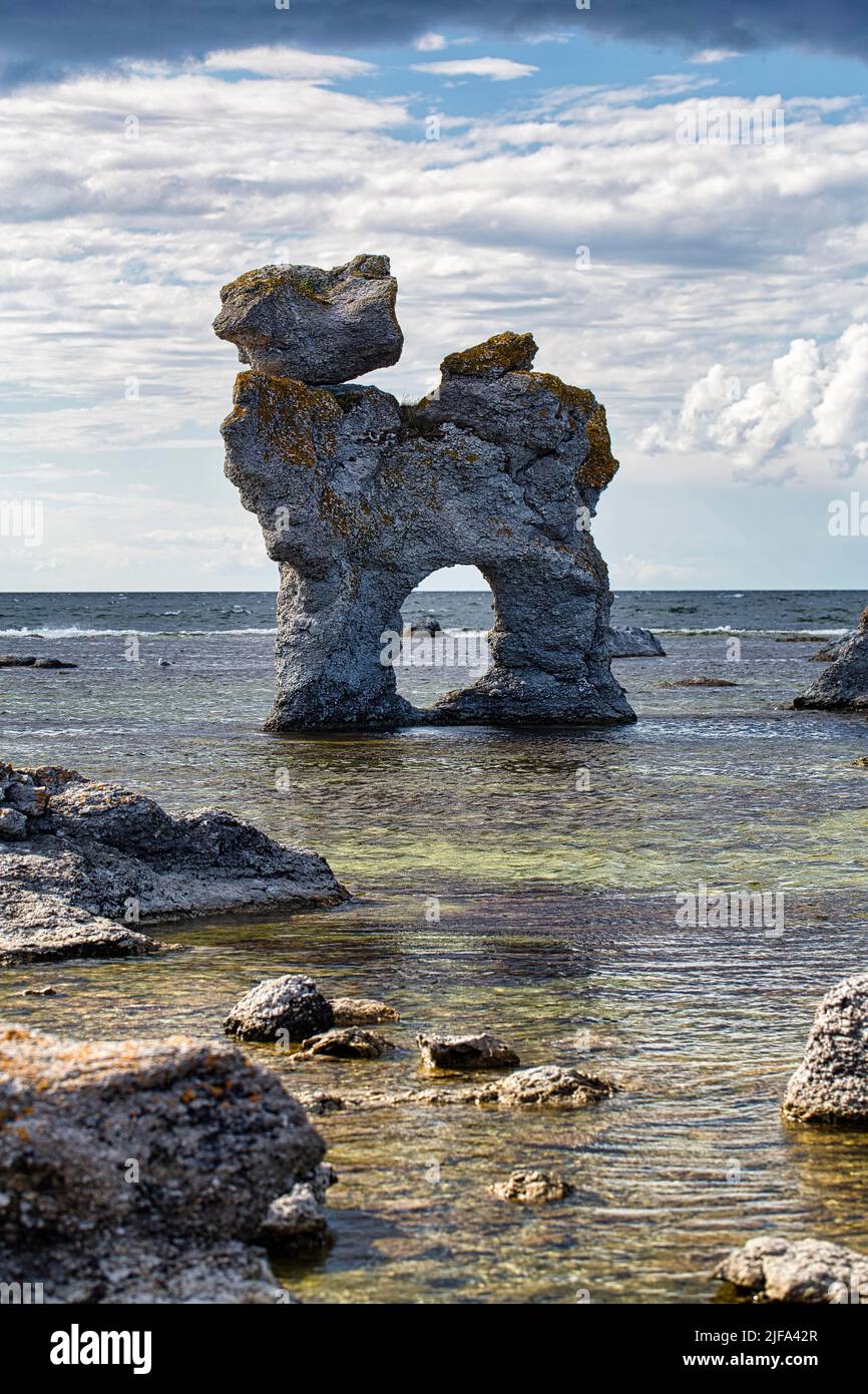 Colonna di calcare, cancello di roccia, cane figura, Raukar nel bacino del porto precedente Gamle Hamn o Gamla hamn, Faroe Island, Faroe, Gotland, Mar Baltico Foto Stock