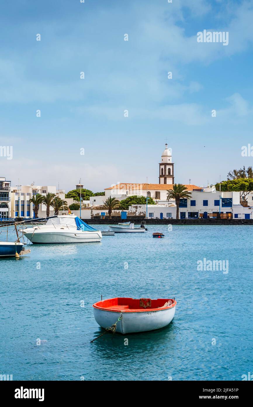 Bellissimo molo con architettura storica e barche sulle acque blu in Arrecife, Lanzarote, Isole Canarie, Spagna Foto Stock