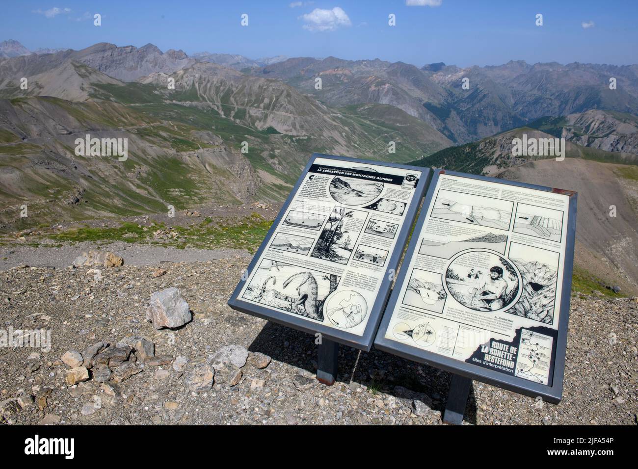 Sali a bordo del Cime de la Bonette, alto 2862 metri, sui dinosauri nelle prime fasi alpine e sui primi insediamenti umani, il Parco Nazionale del Mercantour Foto Stock