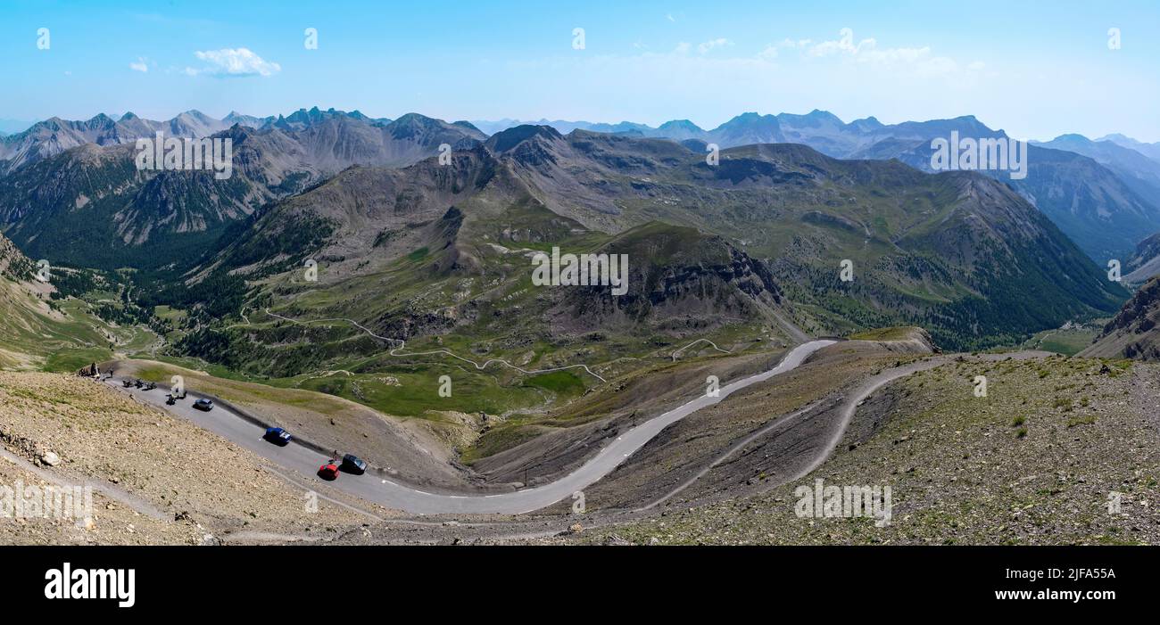 Vista panoramica da Cime de la Bonette a sud sul paesaggio alpino, in primo piano la strada asfaltata più alta delle Alpi, anello Foto Stock